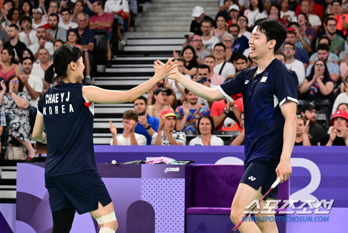 Badminton's mixed doubles Korean teams have a semifinal clash, securing at least a silver medal! 