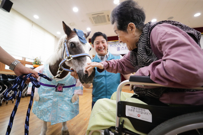  The Korea Racing Authority successfully delivers goods sponsored by Seoul Nursing Home and holds a Holsterapy event