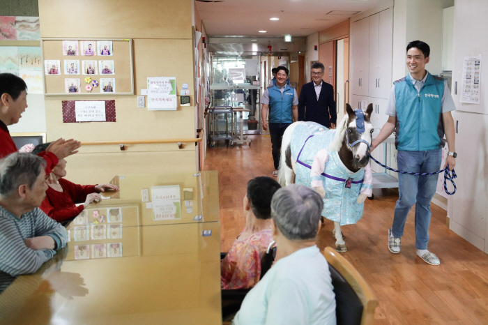  The Korea Racing Authority successfully delivers goods sponsored by Seoul Nursing Home and holds a Holsterapy event