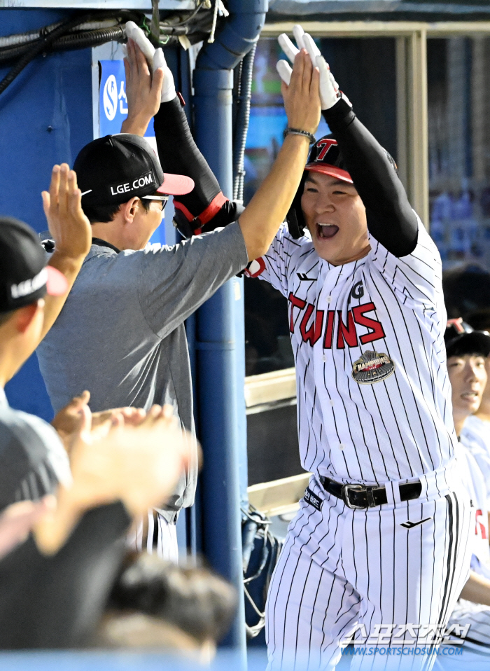 'I need to survive today...' Yum Liang's 17 hits as he wishes 'Mega Twin Spo' Explosion. an 11-5 complete victory. 'Oh Jihwan, I compliment you for 4 RBIs' 