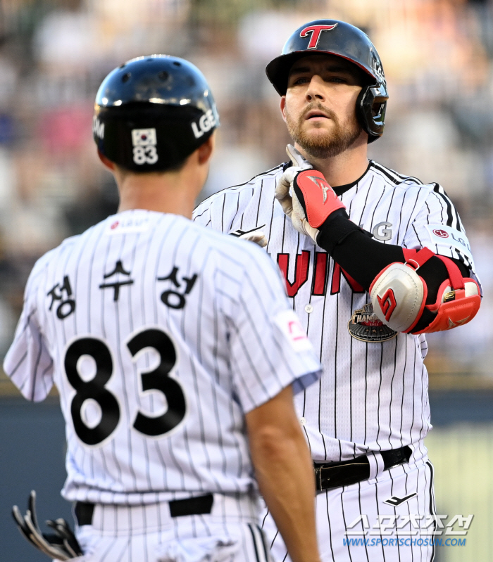 'I need to survive today...' Yum Liang's 17 hits as he wishes 'Mega Twin Spo' Explosion. an 11-5 complete victory. 'Oh Jihwan, I compliment you for 4 RBIs' 