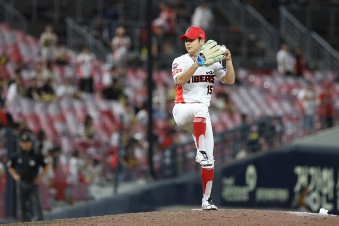 In 43 years of history, there has never been such a confrontationOn the day of the change in KBO history, the match between the seniors and juniors of Deoksu High School and the 'first' written by the seniors and juniors of Deoksu High School