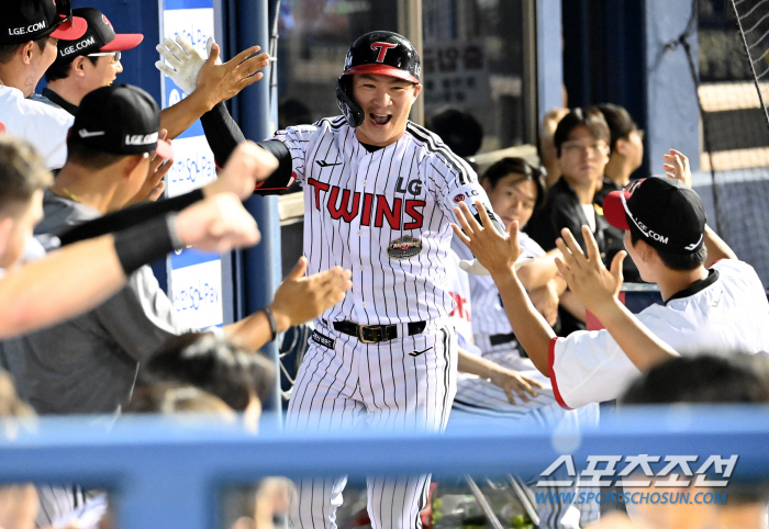 LG's killer used a curveball.' The practice bug that comes out at 2 p.m. rests and charges its strength → 3 hits and 4 RBIs explode. Last year's first-place experienced player aims for a chance '4 games away from KIA.'