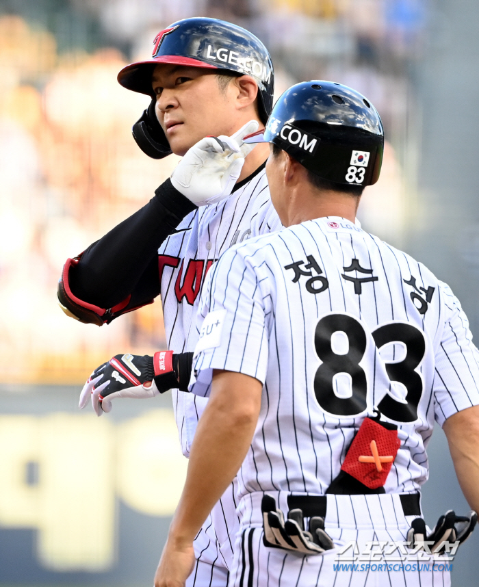 LG's killer used a curveball.' The practice bug that comes out at 2 p.m. rests and charges its strength → 3 hits and 4 RBIs explode. Last year's first-place experienced player aims for a chance '4 games away from KIA.'