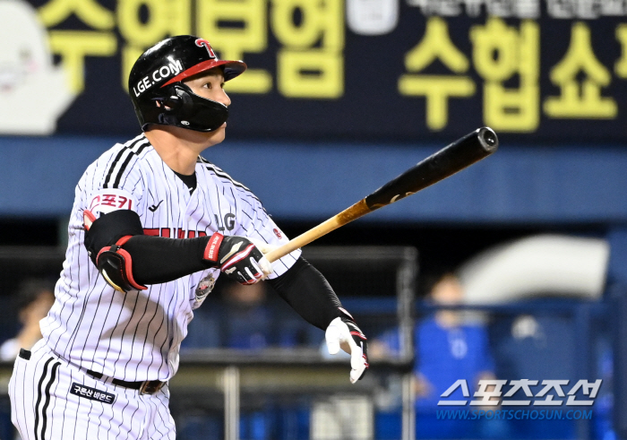 LG's killer used a curveball.' The practice bug that comes out at 2 p.m. rests and charges its strength → 3 hits and 4 RBIs explode. Last year's first-place experienced player aims for a chance '4 games away from KIA.'