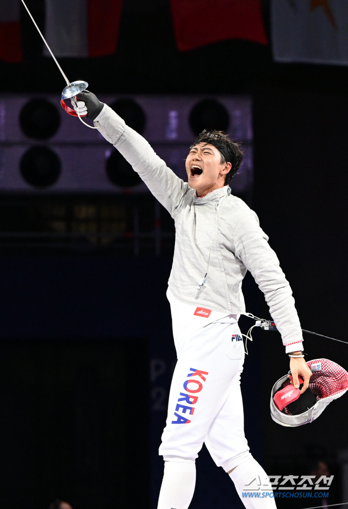 'Oh Sang-wook, you're the best!' Lee Han-sang (Olympics) who made the first two Olympic gold medals in Korean fencing history