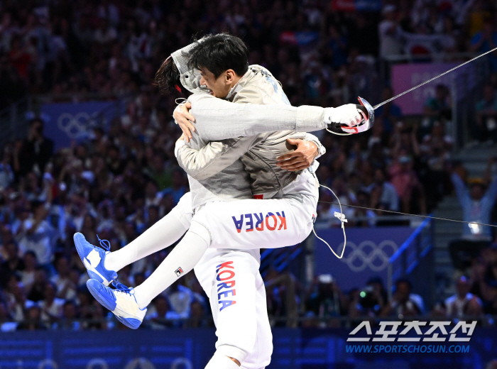 'Oh Sang-wook, you're the best!' Lee Han-sang (Olympics) who made the first two Olympic gold medals in Korean fencing history