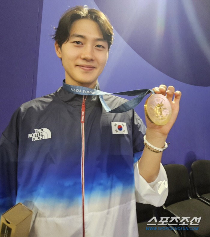 'Oh Sang-wook, you're the best!' Lee Han-sang (Olympics) who made the first two Olympic gold medals in Korean fencing history