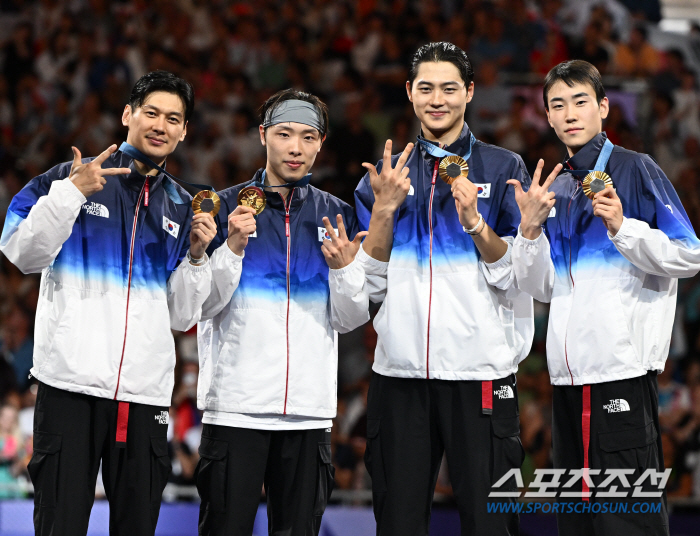 'Oh Sang-wook, you're the best!' Lee Han-sang (Olympics) who made the first two Olympic gold medals in Korean fencing history