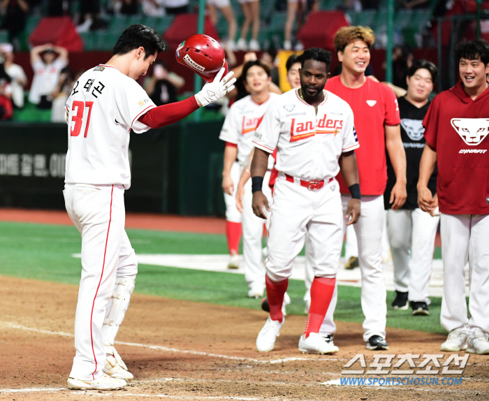 Oh Tae-gon, who led his family to five consecutive wins, made a dramatic two-run shot at the end of the 12th inning 