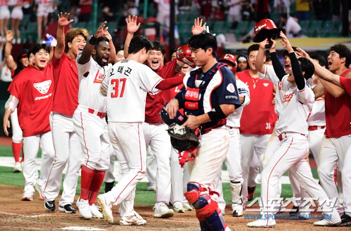 Oh Tae-gon, who led his family to five consecutive wins, made a dramatic two-run shot at the end of the 12th inning 