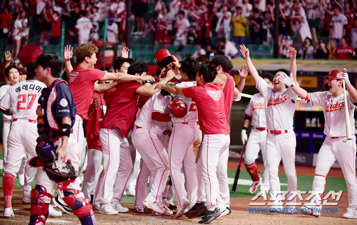 Oh Tae-gon, who led his family to five consecutive wins, made a dramatic two-run shot at the end of the 12th inning 