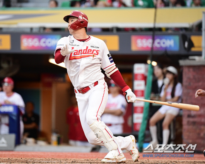 Oh Tae-gon, who led his family to five consecutive wins, made a dramatic two-run shot at the end of the 12th inning 