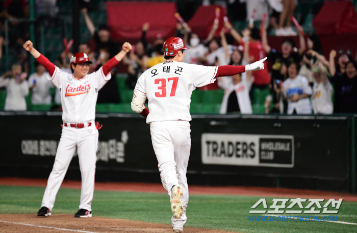 Oh Tae-gon, who led his family to five consecutive wins, made a dramatic two-run shot at the end of the 12th inning 