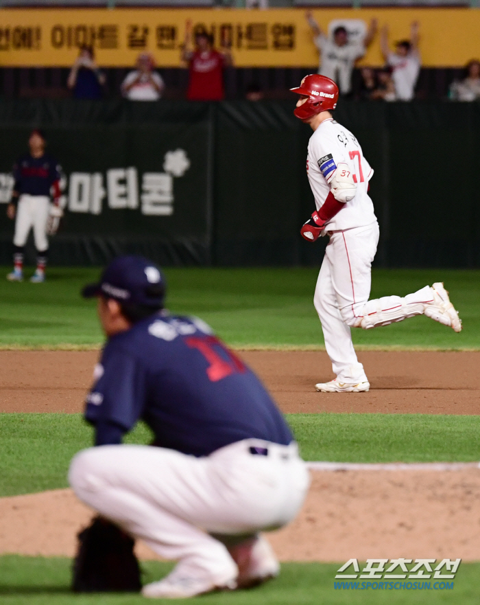 Oh Tae-gon, who led his family to five consecutive wins, made a dramatic two-run shot at the end of the 12th inning 