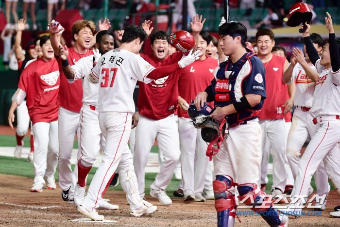 Oh Tae-gon, who led his family to five consecutive wins, made a dramatic two-run shot at the end of the 12th inning 