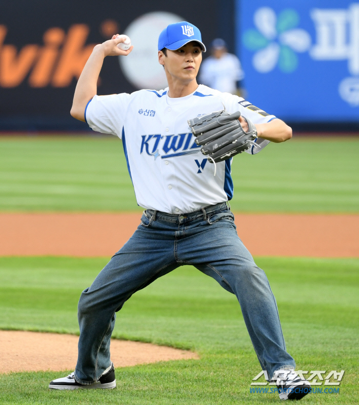  Lee Taehwan 'Cool first pitch '