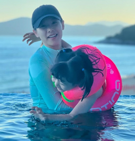  It's like mom! Enjoy summer vacation with Cho Yoon-hee and daughter Roa