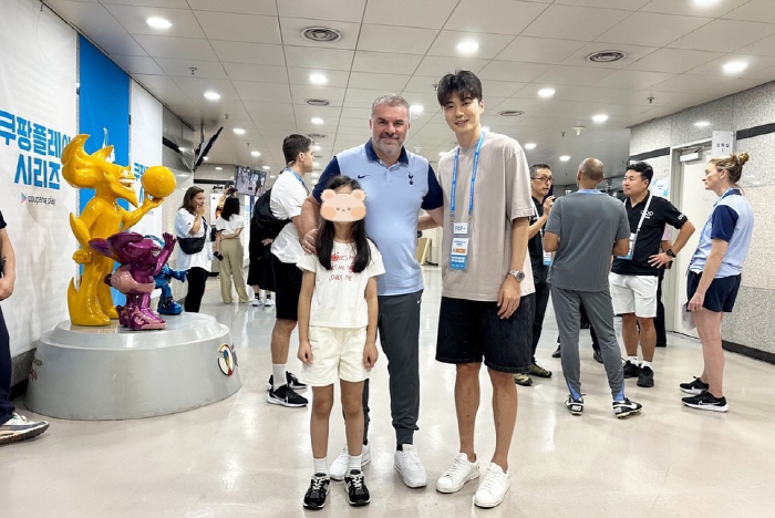  Ki Sung-yueng Holds His Daughter's Hand 'Walkle' Son Heung-min Cheers 'First outing with Zion in the stadium'