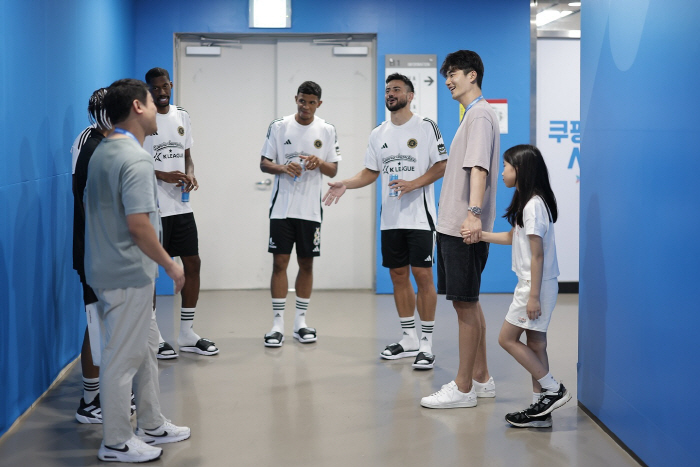  Ki Sung-yueng Holds His Daughter's Hand 'Walkle' Son Heung-min Cheers 'First outing with Zion in the stadium'