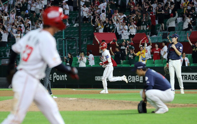 'There's all this kind of baseball.'A two-out tie at the bottom of the ninth inning → The two-out finish at the bottom of the 12th inning was also surprised. 