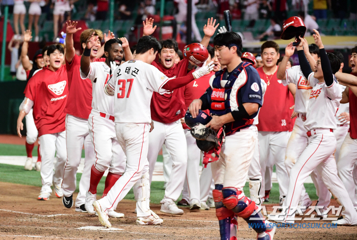 'There's all this kind of baseball.'A two-out tie at the bottom of the ninth inning → The two-out finish at the bottom of the 12th inning was also surprised. 