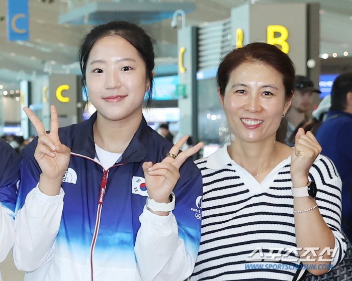 'God Yubin, who's stronger than me, don't back down from the battle with Chen Meng.' Teacher and Coach Kim Kyung-ah's strenuous support for the 2004 銅