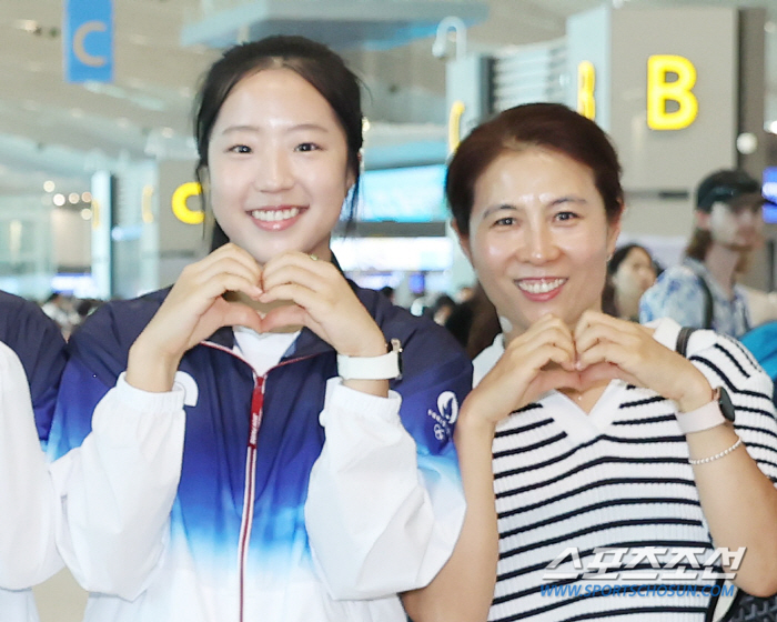 'God Yubin, who's stronger than me, don't back down from the battle with Chen Meng.' Teacher and Coach Kim Kyung-ah's strenuous support for the 2004 銅