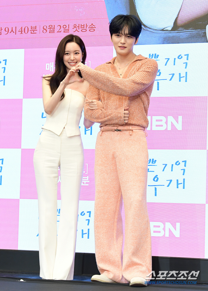  Jin Se-yeon and Kim Jae-joong 'A couple pose that suits them well'