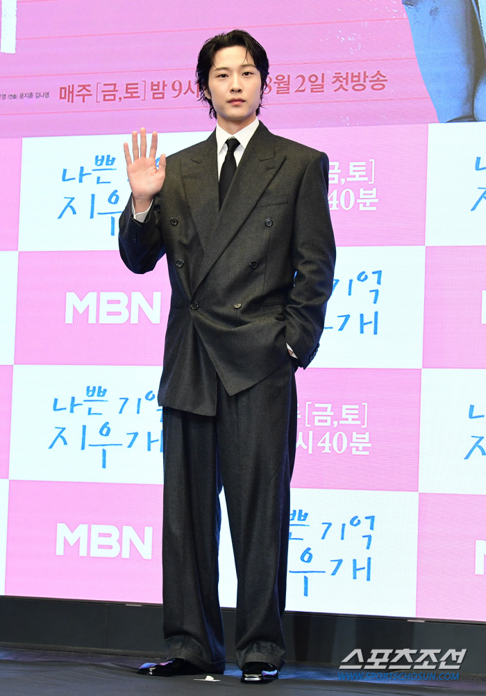  Lee Jongwon 'Showing off his suit charm'