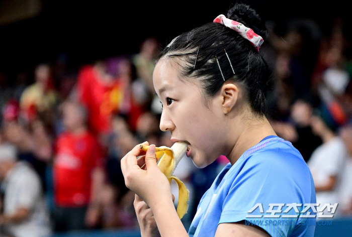 'You're eating banana and energy gel so cutely' 'Piyak' Shin Yubin's mukbang topic