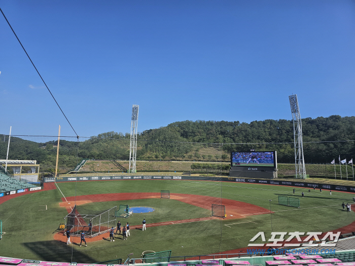 The heat of catching people, artificial turf that you can't even touch...Coach Kim Tae-hyung 'Hold the game, we have to seriously think about it' 