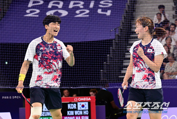 The Korean Derby in the semifinals of the badminton mixed game, Kim Won-ho and Jung Na-eun laughed after a great match 'Securing a Silver Medal'