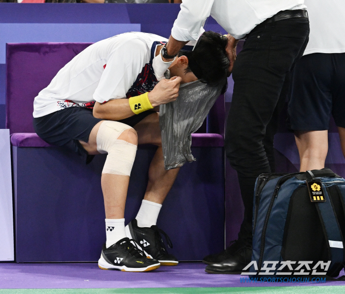 The Korean Derby in the semifinals of the badminton mixed game, Kim Won-ho and Jung Na-eun laughed after a great match 'Securing a Silver Medal'