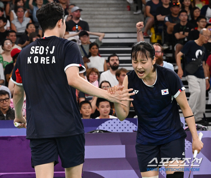 The Korean Derby in the semifinals of the badminton mixed game, Kim Won-ho and Jung Na-eun laughed after a great match 'Securing a Silver Medal'