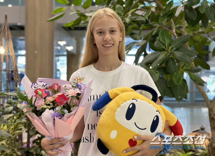 VNL Foreigner Apogit Arrives in Korea with 30 Points. 'I also took a picture with Kang So-hwi.'