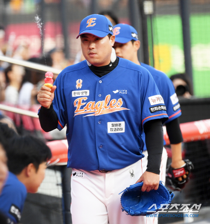 ''Water Gun Shooting Monster' Ryu Hyun-jin is busier on his day off...If you hit a home run, I'll treat you