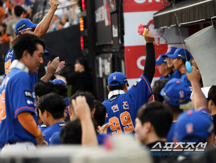 ''Water Gun Shooting Monster' Ryu Hyun-jin is busier on his day off...If you hit a home run, I'll treat you