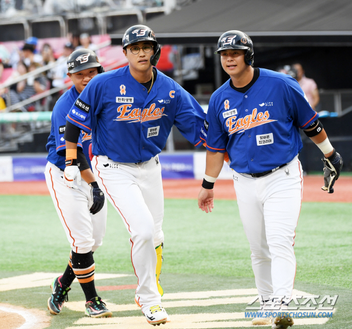 ''Water Gun Shooting Monster' Ryu Hyun-jin is busier on his day off...If you hit a home run, I'll treat you