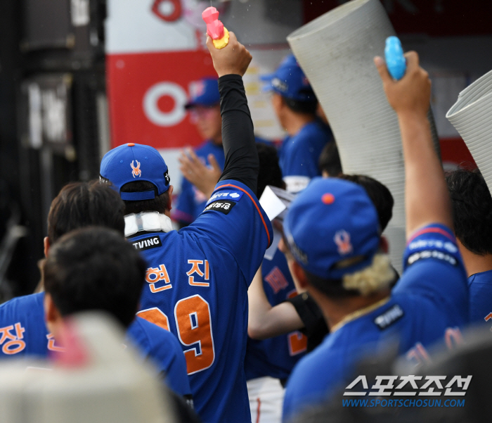 ''Water Gun Shooting Monster' Ryu Hyun-jin is busier on his day off...If you hit a home run, I'll treat you