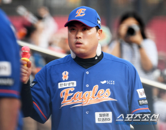 ''Water Gun Shooting Monster' Ryu Hyun-jin is busier on his day off...If you hit a home run, I'll treat you