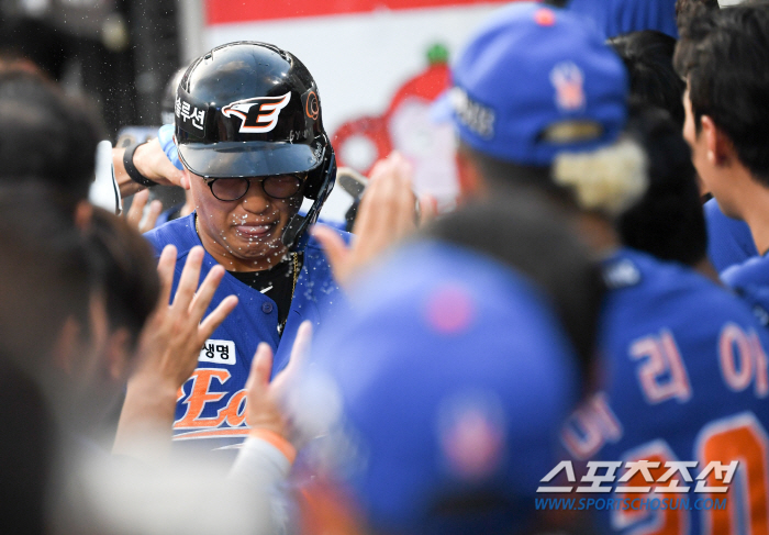 ''Water Gun Shooting Monster' Ryu Hyun-jin is busier on his day off...If you hit a home run, I'll treat you