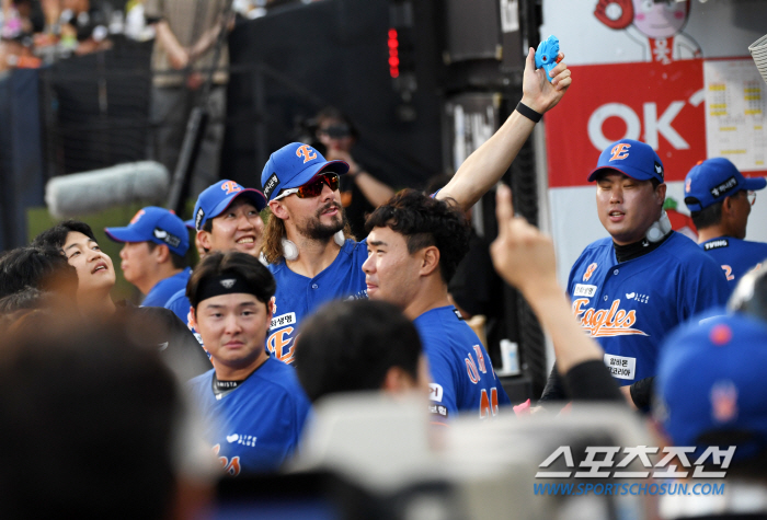 ''Water Gun Shooting Monster' Ryu Hyun-jin is busier on his day off...If you hit a home run, I'll treat you