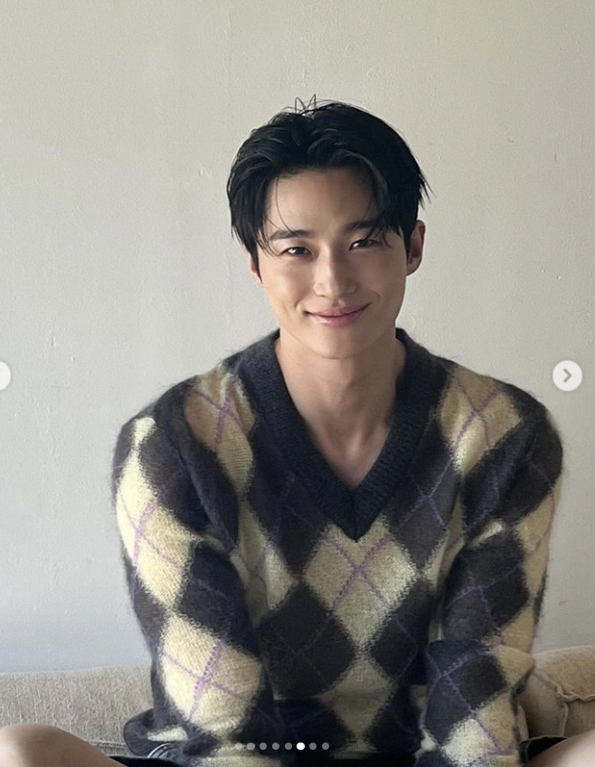 'Wearing glasses'Byeon Woo-seok'Excessive security controversy'First update since 'Behind-the-scene filming' Revealed