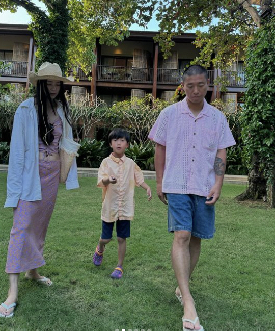 What else are the two of them doing..Gary, beautiful wife ♥ couple look  trip to Bali with 子하 Hao