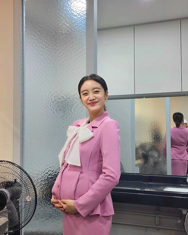 '20th week of pregnancy'Woo Hyerim, only your belly is bulging, right?Showing off your lovely charms in a pink suit