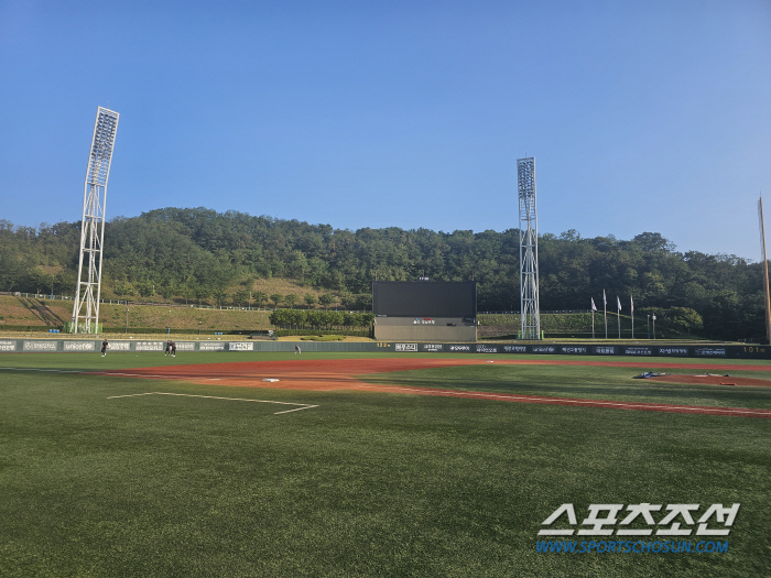 'But it's windy today' It's really hot, but it's better than yesterday...Can Lotte-LG match be held normally? 