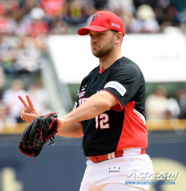 ''I'm confident in left-handed hitters' 'Full contract'Unusual treatment is useless? Should I take out the last card for KIA foreigners