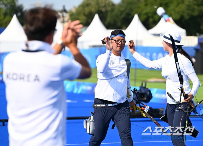 Kim Woo-jin's smile with Jin Jong-oh and Kim Sun-nyeong became the most Korean gold medal winner 'They're retired, and I'm still active.''