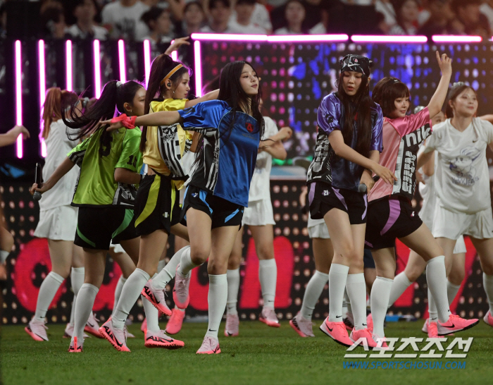  New Jin's Minji 'Soccer fans' hearts flutter '